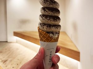 宮島で必ずいただく好物の「コーヒーソフト」