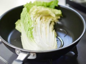 フライパンに2を入れ、油を上から回しかけ、火にかけて温まったら蓋をして中火で5分焼く。裏返して4～5分蓋をして焼く。