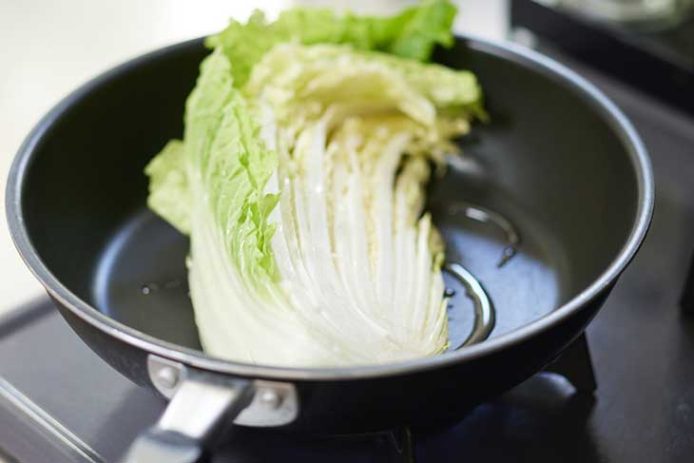 フライパンに2を入れ、油を上から回しかけ、火にかけて温まったら蓋をして中火で5分焼く。裏返して4～5分蓋をして焼く。