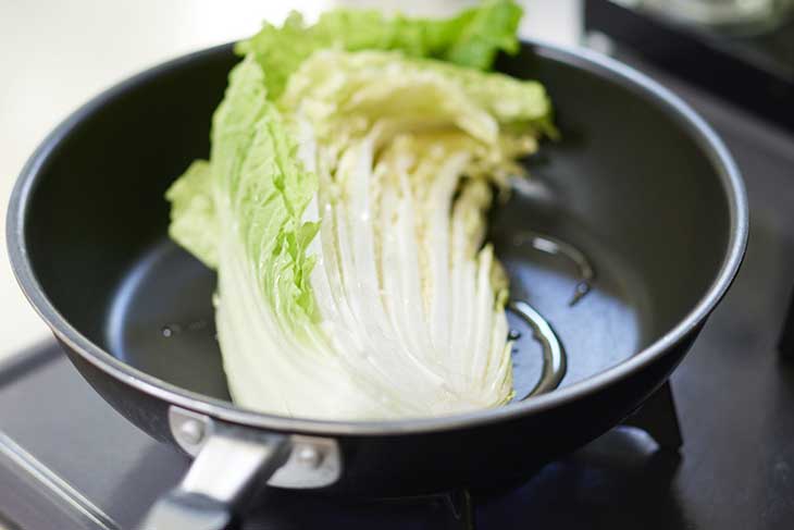 フライパンに2を入れ、油を上から回しかけ、火にかけて温まったら蓋をして中火で5分焼く。裏返して4～5分蓋をして焼く。