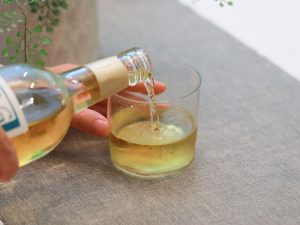 グラスに注ぐと、淡いゴールドの液色がきらりと輝き、ふくよかな香りが広がります