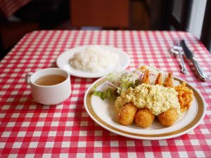 【大阪】名シェフも通う味。行列店『復刻西洋食堂 紅梅ダイナー』のエビフライが人気の理由