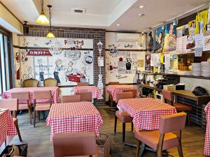 ポップで温かみのある店内