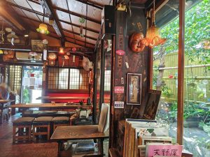 風鈴の音色に迎えられるレトロな店内。窓の外には庭の緑も映える