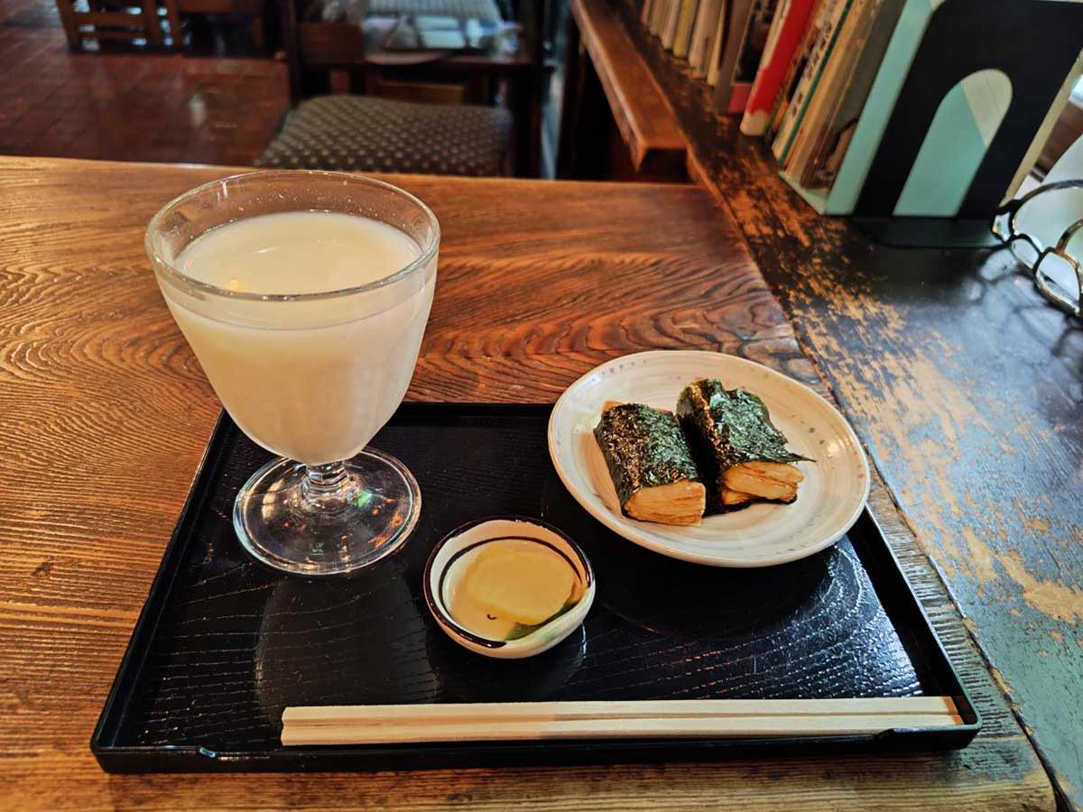 「おもち（磯部焼2切）＋甘酒（冷）」890円。甘酒（温）は840円（全て税込）