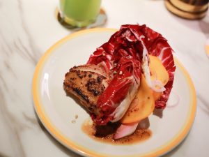 グリルドチキンサラダ - ラディッキオ、アンディーブ、柿、チャイニーズビネガードレッシング