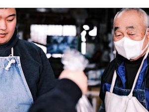 祖父母と二代目店主。二人とも気さくで、美味しい食べ方など教えてくれる