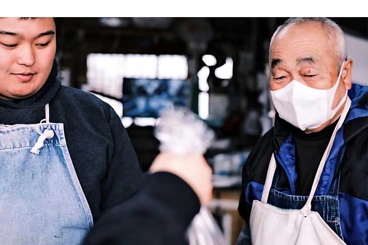 祖父母と二代目店主。二人とも気さくで、美味しい食べ方など教えてくれる