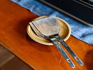 ヘラは、お好み焼き店御用達のササゲ工業とビームスジャパンのコラボ品