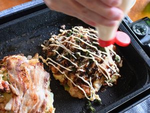 松田マヨネーズ（辛口）をビーム中の鈴木さん