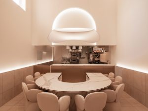 花をモチーフにしたペンダント照明。席の後方には、庭のように設えたウェイティングサロンを併設　※L’Unique labo提供