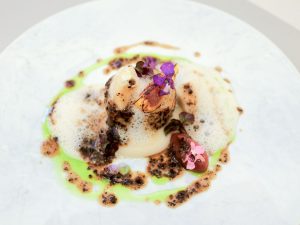 無花果　里芋　フォアグラ。花や野草は決して飾りではなく、その時の旬をいただくもの