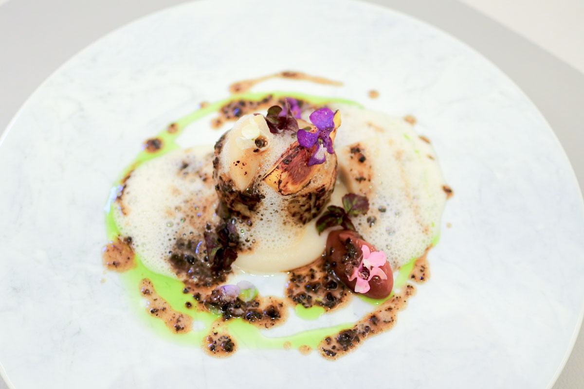 無花果　里芋　フォアグラ。花や野草は決して飾りではなく、その時の旬をいただくもの