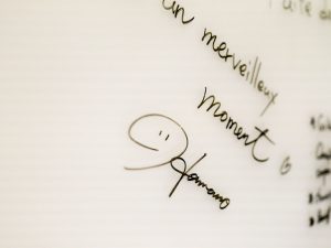 キッチンにあるボードに、シェフからのメッセージ