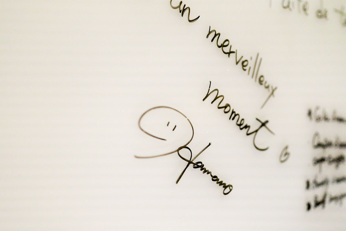 キッチンにあるボードに、シェフからのメッセージ