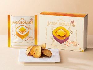 「Calbee＋東京ばな奈 炙りおさつチップス 熟成芋の発酵バター味」4袋入り 1,047円／改札内1F 吹き抜けエリア