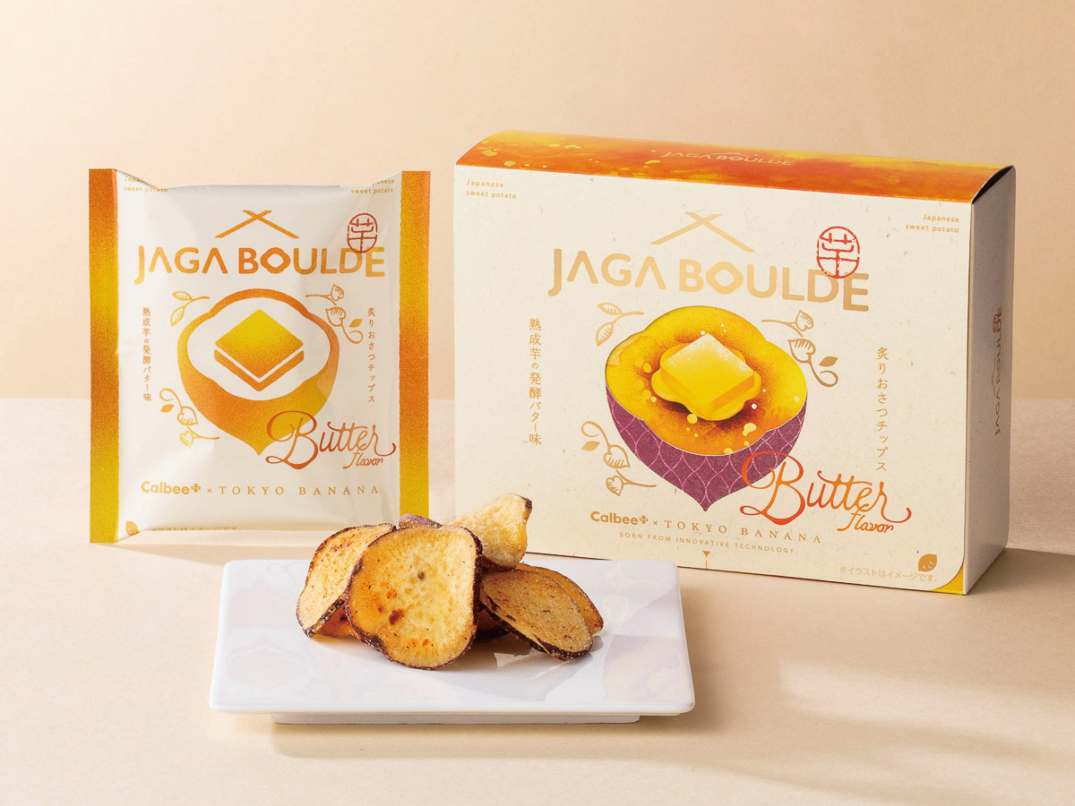 「Calbee＋東京ばな奈 炙りおさつチップス 熟成芋の発酵バター味」4袋入り 1,047円／改札内1F 吹き抜けエリア