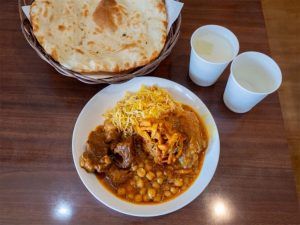 パキスタンのほか、インドネシア、エジプトなど世界各国にルーツを持つムスリムたちが礼拝の後に訪れるので、本場の味がいただけます