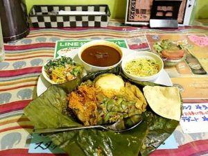 テンションが上がる見た目の土日限定メニュー「スペシャルアンブラ」。ふわっとした食感のビリヤニ風ごはんはココナッツの香り