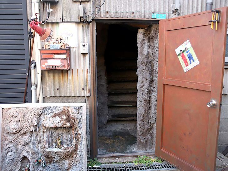 冒険心をくすぐられる入口