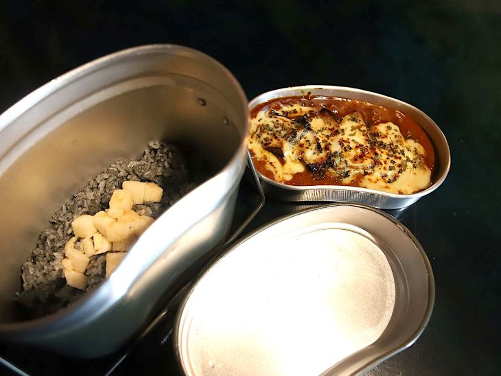 不定期カレー 飯盒タイプ1,300円から。こちらは別途チーズトッピング。カレーはチキンか日替わりで選べます