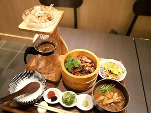 出来立てだし汁の炭火ぶたまぶし 1,690円