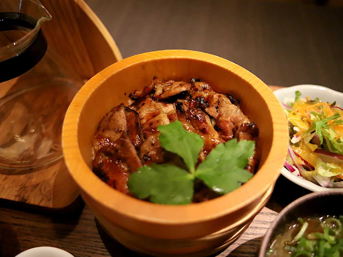 上質な豚の脂がダイレクトに感じられるぶたまぶし