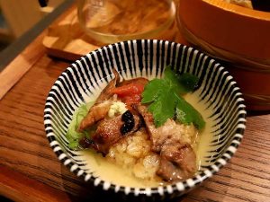 遠慮なくたっぷり掛けて食べるのが美味しさのポイント