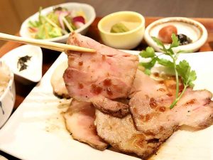 低温熟成豚の炭火ローストポーク 1,639円 ［食楽web］