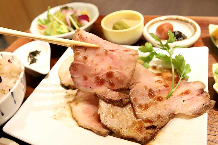 低温熟成豚の炭火ローストポーク 1,639円 ［食楽web］