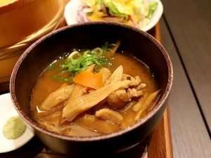 コクの強い六甲味噌に具材たっぷりな豚汁も贅沢仕様