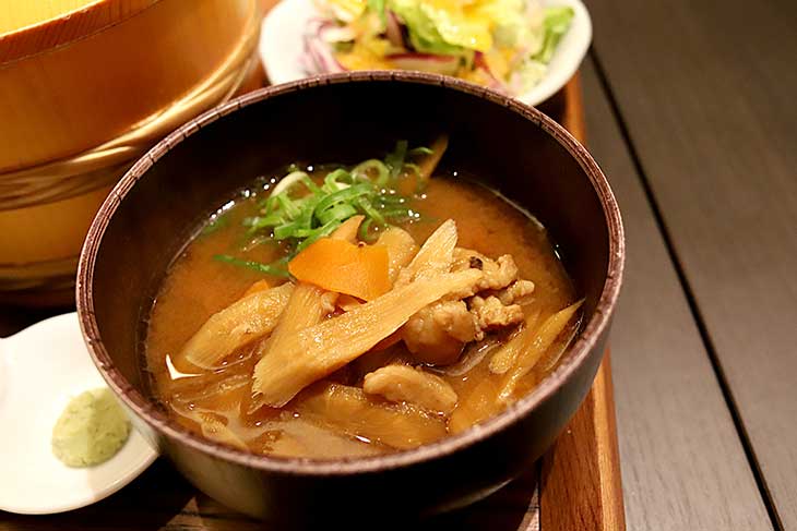 コクの強い六甲味噌に具材たっぷりな豚汁も贅沢仕様