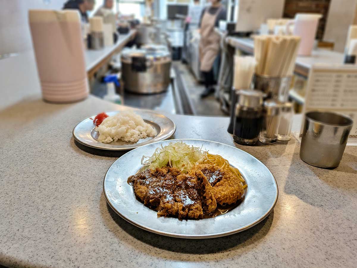 「上牛カツライス」950円、「コロッケ」100円