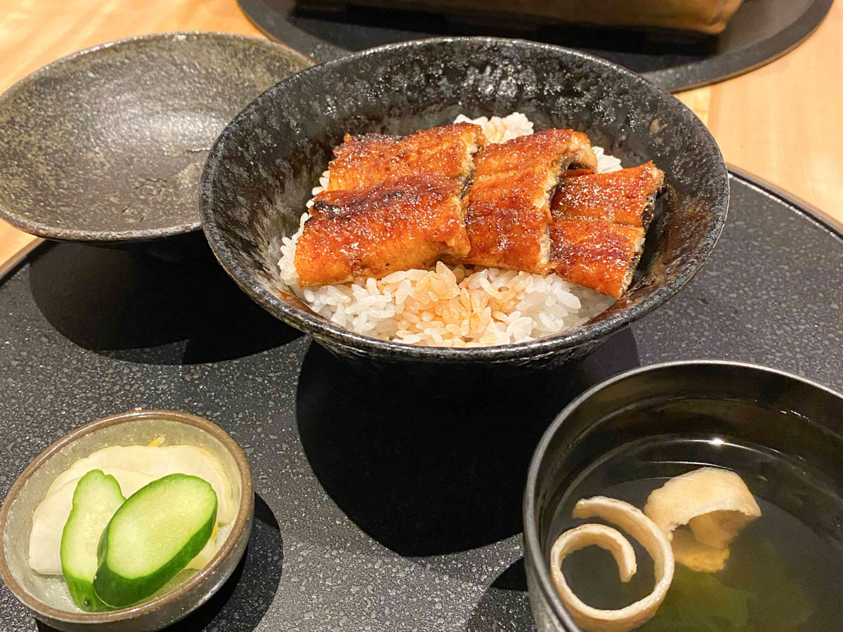 「うな丼」もボリューム満点［食楽web］