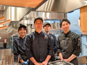 『麺 銀座おのでら 東銀座店』大野料理長、『薪焼 銀座おのでら』寺田料理長、スタッフのみなさん