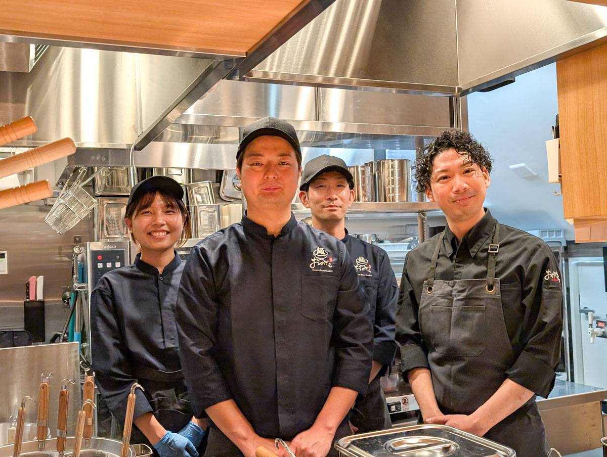 『麺 銀座おのでら 東銀座店』大野料理長、『薪焼 銀座おのでら』寺田料理長、スタッフのみなさん
