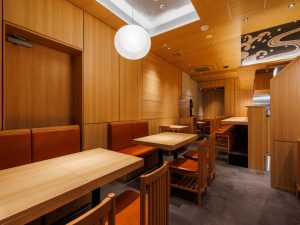 カウンター席とテーブル席を完備。モダンで清潔感のある内装