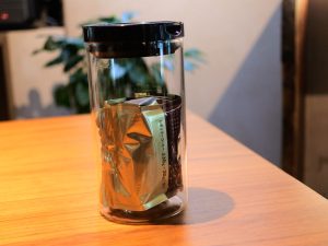 密封容器に入れ、直射日光は避ける