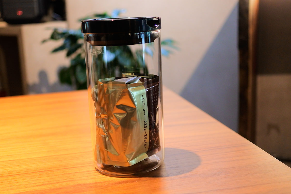 密封容器に入れ、直射日光は避ける