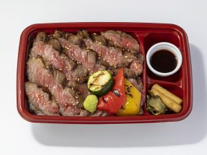 「霜降り和牛尾花沢サーロイン・リブロースステーキ重」。1折（100g～）3,650円～ ※画像は150g/改札内1F 中央通路エリア