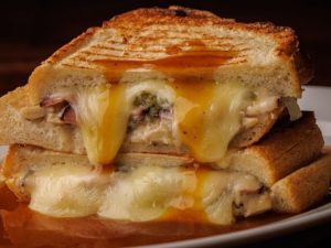 芳醇な香りが堪能できる「フレンチディップ トリュフホットサンド」