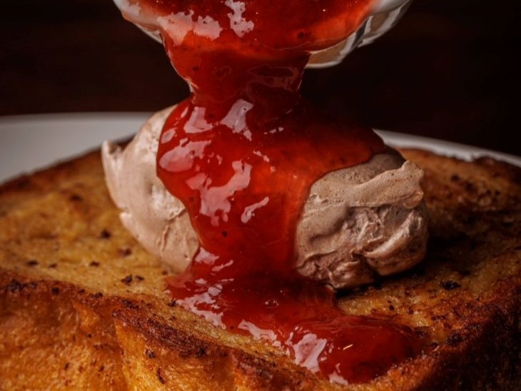 とろけるソースのスイーツ系「フレンチディップ トリュフホットサンド」