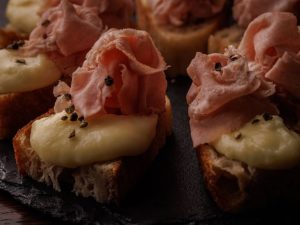 「メルディーチーズオープンサンド」はハムとチーズのテッパンな組み合わせ！　［食楽web］