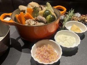 野菜がたっぷりいただける「冬野菜のポトフ～3種のコンディメント～」