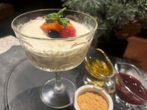 好みのソースやトッピングで仕上げられる「パンナコッタ」