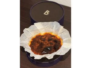丸い箱に入った直径約12cmのバスクチーズケーキチーズケーキの他にプリン（1箱6個入り）もあります