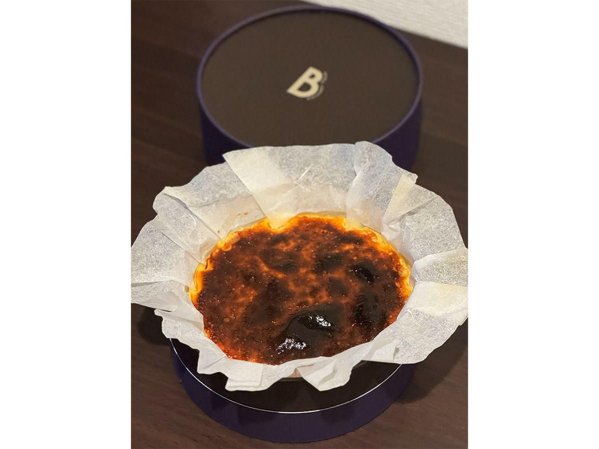 丸い箱に入った直径約12cmのバスクチーズケーキチーズケーキの他にプリン(1箱6個入り)もあります