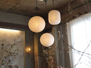 シックな空間にセンスのいいインテリアが馴染みます