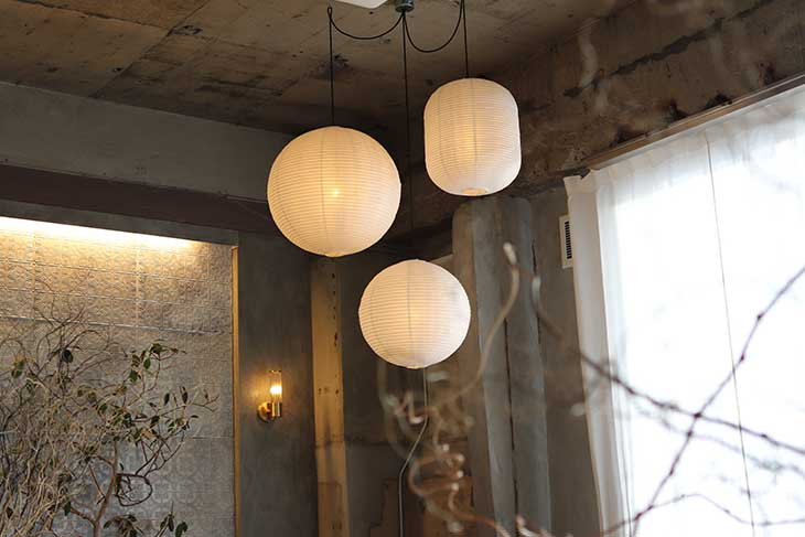 シックな空間にセンスのいいインテリアが馴染みます