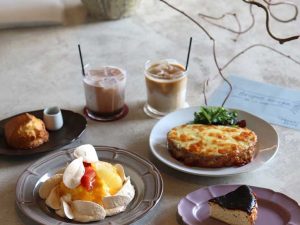 左から：リッチバタースコーン 500円、柑橘のパブロヴァ1,300円、ボロネーズクロックサンド 900円、バスクチーズケーキ 600円